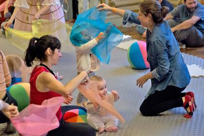 Los niños jugaron con telas y pelotas de peluche