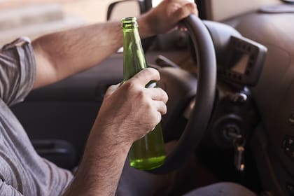 Si una botella está abierta, no puede transportarse en los autos (Canva)