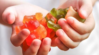 El azúcar de los productos dulces puede permanecer en la boca y causar el desarrollo de acterias