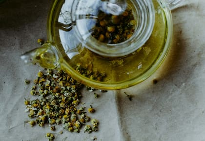 Bebidas como el té de manzanilla han resultado muy efectivas para el tratamiento contra el insomnio (Unsplash/Irene Ivantsova)