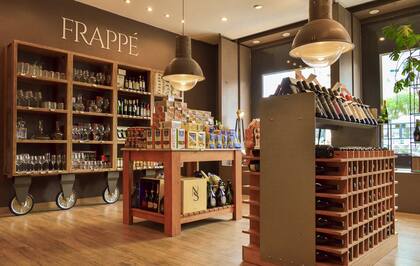 Bebidas y también delicatessen esperan en Frappé.