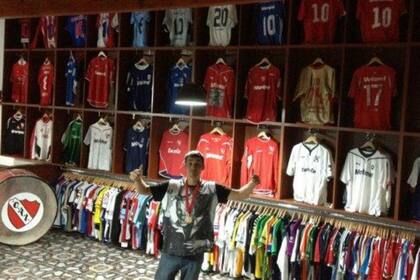 Bebote Álvarez le sumó una remera del Kun a su museo