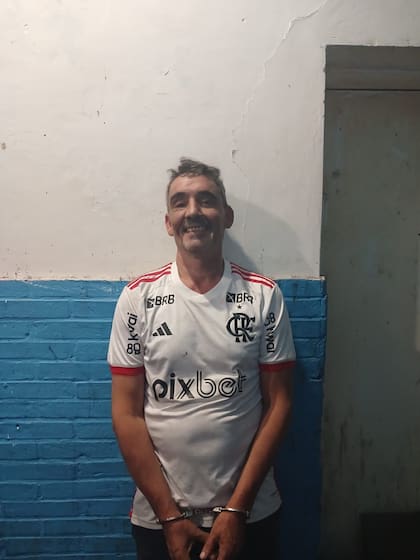 'Bebote' Álvarez, luego de ser detenido en los alrededores del estadio Libertadores de América; tras su amenaza en videos que circularon por internet, la policía evitó que se cruzaran los dos grupos de violentos.