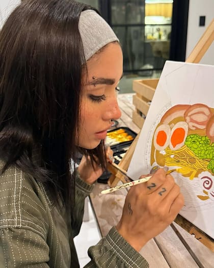 Becerra apareció en su casa con un outfit similar a un mameluco, sin mucho lujo, sencilla y dedicada al día de pintura