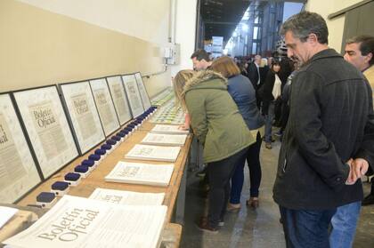 Becerra en la recorrida por las dependencias del Boletín Oficial de la provincia