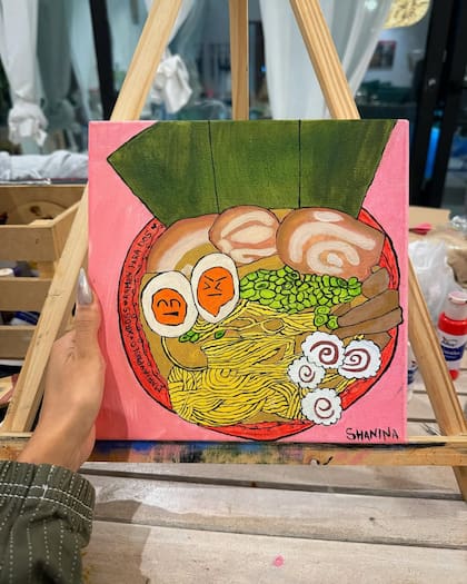 Becerra pintó un ramen, en referencia al tema musical "Ramen para dos" que hizo en colaboración con Paulo Londra y que se estrenará pronto