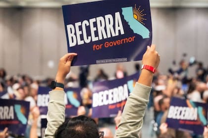 Becerra tiene tres décadas de trabajo en el sector público