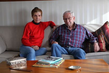 Becerra y su esposa Marta Rubio, en el living de su casa.