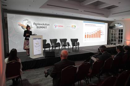 Bechdol alertó sobre otro problema que es la contaminación de la tierra por minas y explosivos: “Hay probablemente una cantidad significativa de campos afectados. Nuestra tarea será ayudar a traer de vuelta esa producción local a la vida”