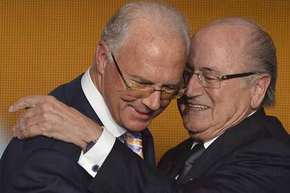 Beckenbauer respaldó al suizo tras ser reelegido