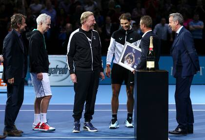 Becker y Nadal, junto con otras figuras del tenis (Mats Wilander, John McEnroe, el expresidente de la ATP Chris Kermode y Lleyton Hewitt), en el ATP Finals de Londres, en 2015