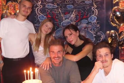 Beckham, que celebró su cumpleaños entre España y Londres. sopló las velitas alentado por su mujer, Victoria Beckham.