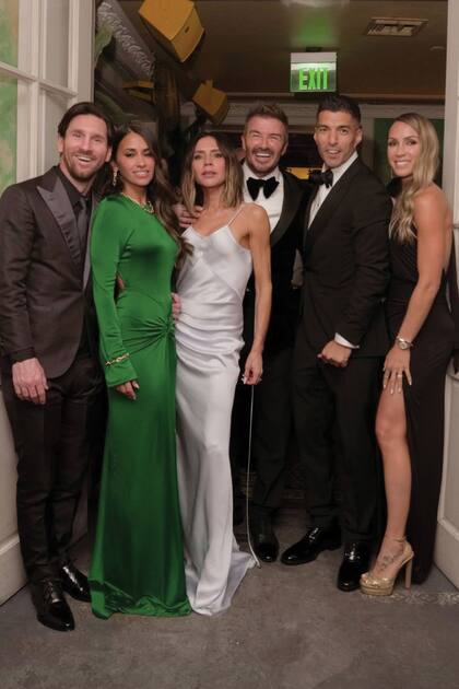 Beckham rodeado por Leo, Antonela, Victoria, Luis Suárez y su
mujer, Sofía Balbi.