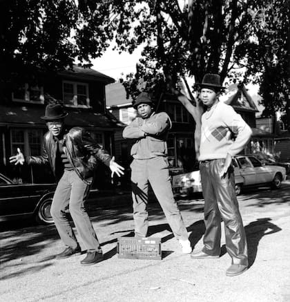 Beckman retrató a Run-DMC en Queens, en 1984. “Llamé a un teléfono, y resulta que era la casa de la mamá de Jam Master Jay”, escribe. “Me dijo de juntarnos en su barrio”