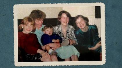 Becky con dos años junto a su madre y hermanastras.