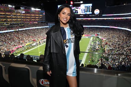 Becky G llevó en su cartera un pin con la leyenda ICE out. La cantante estadounidense tiene raíces mexicanas dado que sus abuelos eran originarios de Jalisco y emigraron a los Estados Unidos