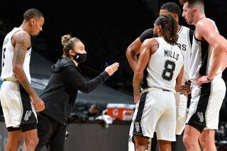 Becky Hammon. Quién es la mujer que hizo historia al dirigir a San Antonio Spurs