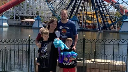 Becky Powell con su familia en Disney