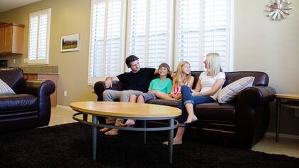 Becoming Minimalist, el desafío de Joshua Becker y su familia, y el perchero de Project 333, con sólo 33 prendas