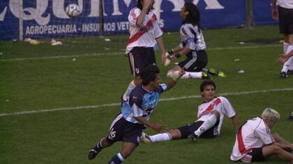 Bedoya marcó; lo sufren Coudet, Celso Ayala, Garcé y Comizzo; en 2001, Racing fue campeón