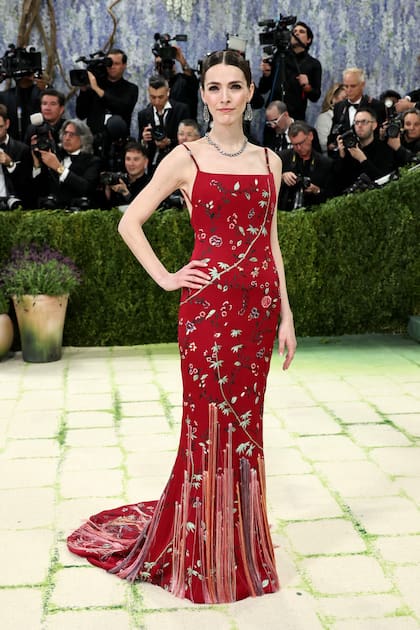 Bee Carrozzini, la hija de Anna Wintour, lució un vestido rojo estampado de flores con escote cuadrado