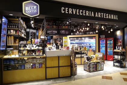 Beer Coffee une dos pasiones: un deli market muy bien nutrido y ocho canillas de cerveza tirada de producción nacional
