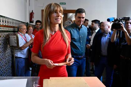 Begoña Gómez y su esposo, el presidente del gobierno español, durante la votación para los comicios del año pasado, en Madrid. (JAVIER SORIANO / AFP)