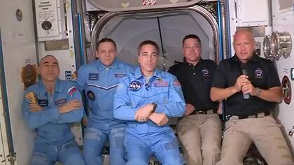 Behnken y Hurley, a la derecha, junto a los integrantes de la Estación Espacial Internacional