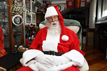 Behrends mandó a hacer su traje de Papá Noel a medida. Todos los accesorios blancos están pegados con velcro, para facilitar su lavado