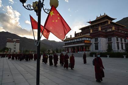 Beijing dice que “liberó pacíficamente” la región montañosa del Tíbet en 1951 e insiste en que desde entonces ha llevado infraestructura y educación a una región previamente subdesarrollada. Las banderas chinas y los aforismos de Xi salpican los terrenos del colegio