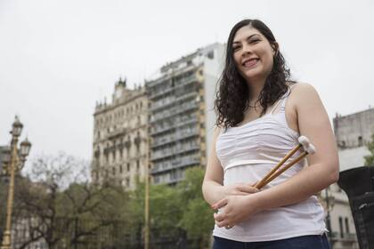 Beisy Moreno (percusión). Vive en el país desde hace dos años con su esposo trombonista. Quiso ofrecerle a su hija de 4 años, con síndrome de Down, los cuidados que necesitaba. Fue parte del Sistema durante 15 años. “Cuando tocamos por primera vez me sentí tan feliz que me le acerqué a Omar Zambrano