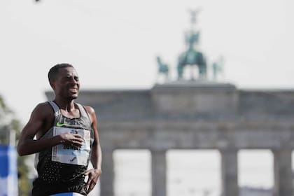 Bekele, después de la hazaña en Berlín. Todo indica que entre él y Kipchoge puede estar el WR en 2017