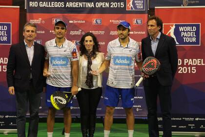 Belasteguín y Lima con sus trofeos en Río Gallegos