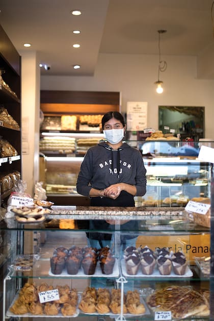 Belén (22). Comercio: Panadería. ¿Cómo es el trato con los clientes? “Es más cómodo porque antes la gente se servía sola y ahora yo manejo los tiempos. Las ventas bajaron muchísimo”.