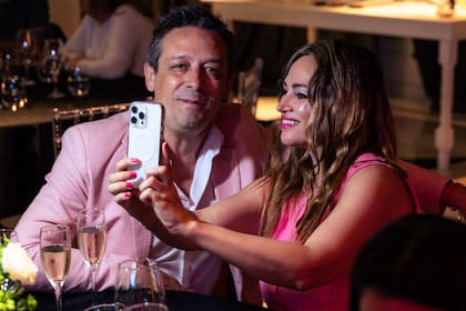 Momento selfie. Belén Francese junto a su marido, Fabián Lencinas, dijeron presente en un especial evento realizado dentro de la Feria Internacional del Turismo. La actriz no perdió ocasión para divertirse con otros colegas y también sacarse fotos con su pareja