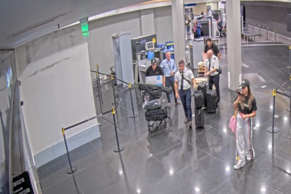 Belén Arrieta, tras pasar los escáneres de Aeroparque, detrás parte de la tripulación con las valijas.