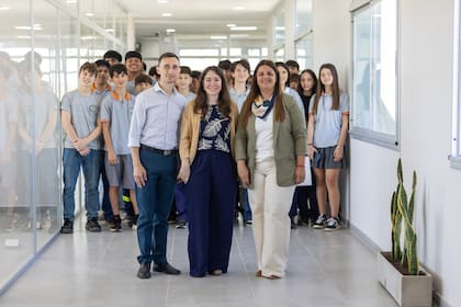 Belén Bessaguet, directora de la institución, junto a estudiantes.