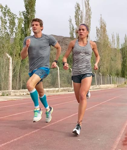 Belén Casetta corre junto con Facundo en la pista de Cachi