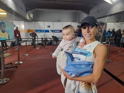 Belén Casetta llegó a la zona mixta con su hija, envueltas en la bandera argentina 