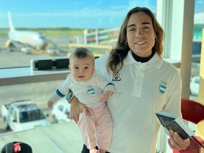 Belén Casetta y su hija Lina viajaron juntas: a la bebé le hicieron una remerita y buzito especial