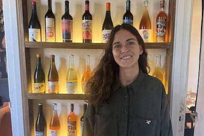 Belén con los vinos naturales que se sirven en Casa Beza