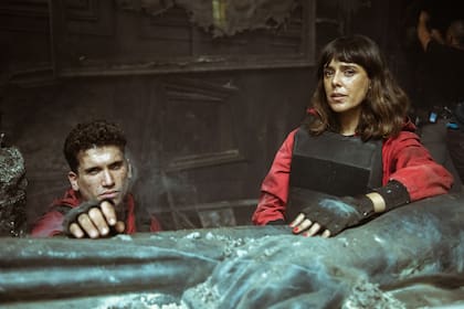 Belén Cuesta (Manila) junto a Jaime Llorente (Denver) en una escena de La Casa de Papel