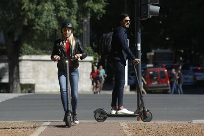 Belen del Martino y Diego Carballal, de Go Movility, empresa distribuidora de Scooters electricos, prueban el modelo que distribuyen en av. del libertador casi Salguero