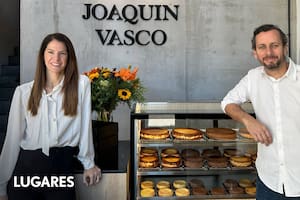 Belén Durañona y Federico Reznick en el nuevo local de Nordelta dedicado a las tartas vascas.