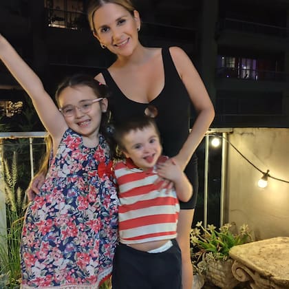 Belén estuvo acompañada por sus hijos en el lanzamiento de las cenizas de su esposo en Villa Carlos Paz