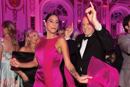 Belén Ferreyra, novia del peluquero Claudio Cerini, baila con el diseñador Fabián Zitta