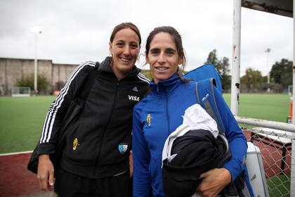 Belén Succi y Mariana Rossi, las dos representantes de las leonas en el mundial que además de jugadoras son madres