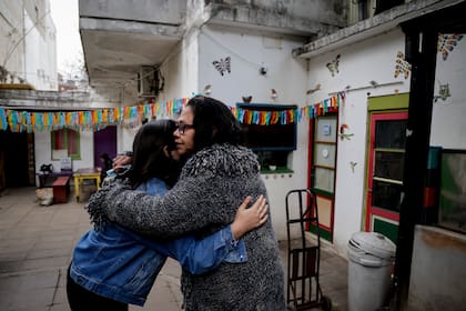 Belén, voluntaria de Fundación Sí, y María, se abrazan en la sede de la organización. María dice que esos jóvenes la salvaron de "la gran depresión".