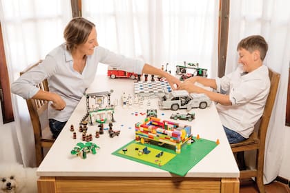 Belen y Bautista coleccionan muñecos Lego en su casa de Olivos
