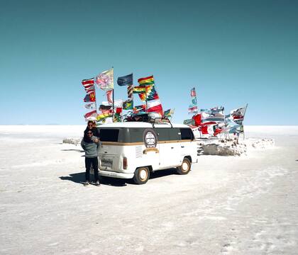 Belén y Luis viajaron en varios países del mundo a través de su kombi, y comparten algunas de las experiencias más importantes en sus redes sociales